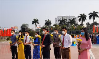 Dâng hoa, dâng hương tưởng niệm Tổng Bí thư Lê Duẩn