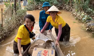 Showbiz 16/10: Bị so sánh với Thủy Tiên, Trang Trần đáp trả cực ‘gắt’