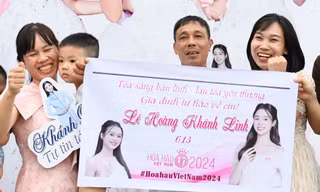 Bố mẹ đi ô tô 16 tiếng từ Tuyên Quang vào Huế cổ vũ con gái thi Hoa hậu Việt Nam 