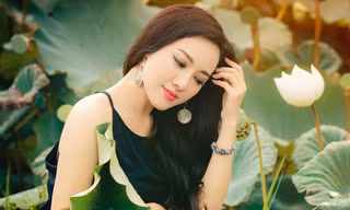 BTV Hoài Anh chụp áo yếm giữa đầm sen khoe vai trần gợi cảm