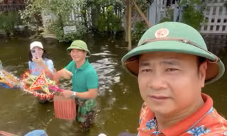 Showbiz 15/9: NSND Tự Long, NSND Xuân Bắc lội nước phát quà trung thu