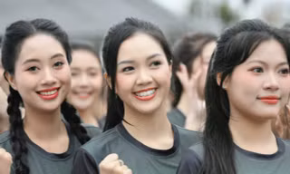 Thí sinh Hoa hậu Việt Nam rạng ngời trên đường chạy Tiền Phong Marathon ở Quảng Trị 