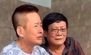 Nghệ sĩ Tấn Beo khóc ở nơi điều trị đột quỵ