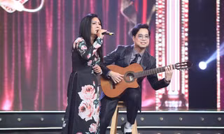 Ngọc Sơn đệm đàn cho danh ca Họa Mi hát ngay tại sân khấu Tuyệt đỉnh Bolero 2020