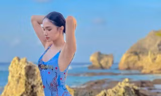 Showbiz 23/8: Vừa thông báo chia tay bạn trai, Hương Giang tung ảnh áo tắm cực sexy