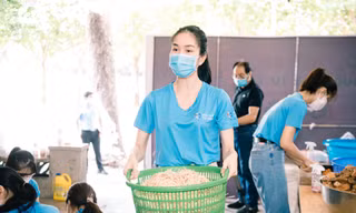 Á hậu Phương Anh nhiều ngày liền tham gia hoạt động nấu cơm từ thiện. 