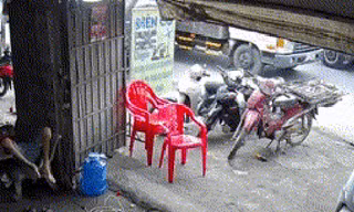 Tài xế tông 3 xe máy sau khi đánh lái tránh xe dừng đèn đỏ
