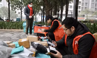 Áp Tết shipper mỗi ngày tại Hà Nội giao hàng trăm đơn hàng cho khách. Ảnh: Thành Đạt