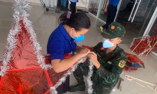 Cán bộ chiến sĩ hỗ trợ tại chung cư 1050 làm lồng đèn tặng cho thiếu nhi. Ảnh: U.P