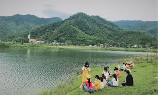 Các bạn nhỏ được hòa mình vào thiên nhiên trong những tiết học đặc biệt. Ảnh: Lan Anh 