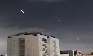 Hệ thống phòng không Vòm sắt của Israel phóng tên lửa để đánh chặn tên lửa bắn từ Iran hôm 14/4. Ảnh: AP