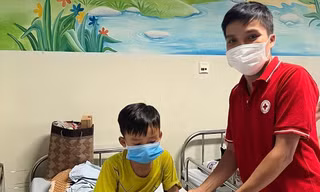 Anh Phan Xuân Phúc trao quà cho bệnh nhân nhí tại Bệnh viện Ung bướu Đà Nẵng. Ảnh: NVCC