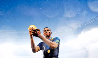 Mbappe nâng cao chiếc Cúp vô địch thế giới tại Nga 2018. Ảnh: Getty Images