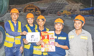 Đi trong hầm xuyên núi Đặng Thùy Trâm 