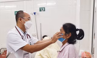 PGS.TS Ðỗ Duy Cường, Giám đốc Trung tâm Bệnh Nhiệt đới thăm khám cho bệnh nhân nhiễm nấm đen