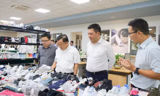 Bộ trưởng Công Thương thăm, làm việc tại một doanh nghiệp may. Ảnh: Nguyễn Bằng
