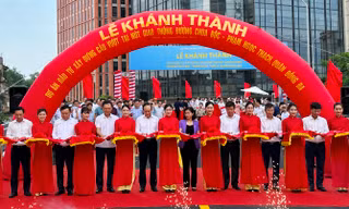 Phó Chủ tịch UBND TP Hà Nội Dương Đức Tuấn (áo trắng thứ 3, từ phải sang) cùng đại diện chủ đầu tư, các sở ngành cắt băng thông xe cầu vượt xóa ùn tắc tại nút giao Chùa Bộc - Phạm Ngọc Thạch ngày 30/6/2023