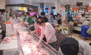Người dân tranh thủ vào siêu thị mua sắm trước khi TPHCM tăng cường các biện pháp siết giãn cách