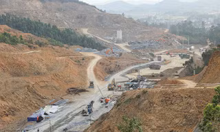 Công nhân thi công cao tốc Bắc - Nam đoạn Nghi Sơn - Diễn Châu