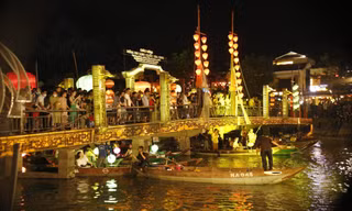 Hàng ngàn du khách đổ về Hội An mỗi ngày