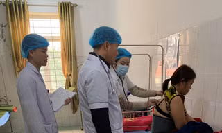 Nhân viên y tế khoa Y học cổ truyền - Phục hồi chức năng Bệnh viện Đa khoa huyện Quan Sơn thăm khám bệnh nhân