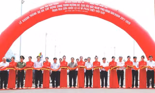 Thủ tướng Phạm Minh Chính cắt băng khánh thành cao tốc Dầu Giây - Phan Thiết ngày 29/4. Ảnh: T.Vũ