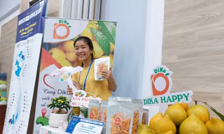 Chị Ðỗ Thị Xuân Diệu đưa sản phẩm chế biến từ quả lêkima thi khởi nghiệp tại TPHCM hồi tháng 10/2022