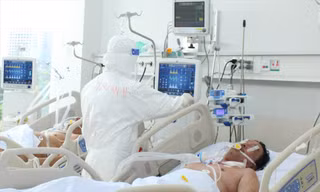 Bệnh nhân điều trị tại Bệnh viện Hồi sức COVID-19. Ảnh: Vân Sơn 