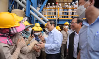 Thủ tướng Chính phủ Phạm Minh Chính thăm hỏi, động viên cán bộ, công nhân đang làm việc tại công trường xây dựng NMNĐ Thái Bình 2 năm 2022