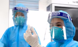 Tiêm vắc-xin ngừa COVID-19. Ảnh: PV