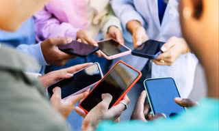 Với chiếc smartphone trên tay, bạn trẻ rơi vào sống “ảo” nhiều hơn