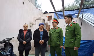 Công an thị trấn Na Dương và vợ chồng ông Ðược bàn triển khai sửa chữa nhà