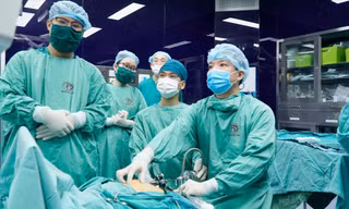 PGS.TS Trần Ngọc Sơn thực hiện ca mổ