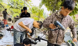 Các thành viên trong Hội điện tử, điện lạnh luôn lấm lem bùn đất, dầu mỡ, nỗ lực sửa chữa thiết bị điện tử cho người dân vùng lũ