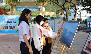Câu chuyện về lịch sử và chủ quyền quần đảo Hoàng Sa, Trường Sa và biển đảo Việt Nam thu hút các em học sinh trường THCS Trần Quang Khải (huyện Hòa Vang, Đà Nẵng)