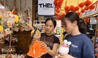 Thùy Trang (trái) đã 2 năm về Tết muộn để bán hàng dịp cuối năm. Ảnh: U.P