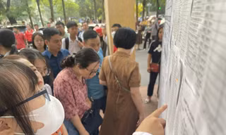 Thí sinh dự thi vào lớp 10 THPT chuyên ĐH Sư phạm Hà Nội ngày 1/6. Ảnh: Trọng Tài