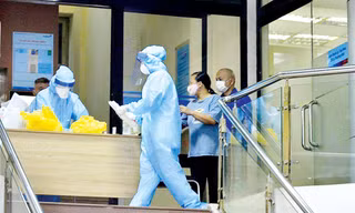 Phong tỏa, lấy mẫu xét nghiệm người trong toà nhà 25 Lý Thường Kiệt, nơi nữ nhân viên ngân hàng mắc COVID-19