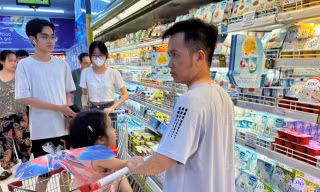 Đại diện một số siêu thị cho biết giá điện tăng sẽ ảnh hưởng đến doanh thu. Ảnh: Như Ý