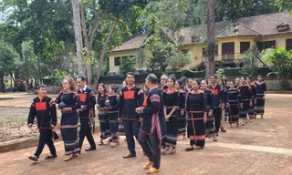 Đoàn rước rể di chuyển về nhà gái