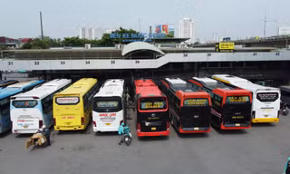 Xe chờ đón khách tại khu vực sảnh chính bến xe Nước Ngầm 