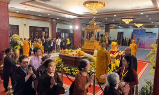 Từ 14-16/5, xá lợi Đức Phật được tôn trí tại chùa Quán Sứ để nhân dân đến chiêm bái, từ 7h đến 21h30 hằng ngày. Ảnh: NHƯ Ý