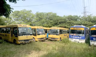 Ô tô kinh doanh chở khách liên tỉnh của nhiều doanh nghiệp đã dừng chạy 1-2 tháng nay, nhưng vẫn phải đóng phí bảo trì đường bộ. Ảnh: DN cung cấp