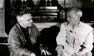 Chủ tịch Hồ Chí Minh với nhà làm phim Santiago Álvarez 