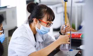 Nhà khoa học làm việc trong phòng thí nghiệm tại trường ĐH. Ảnh: P.V 