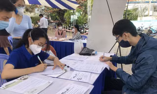 Người lao động được tư vấn việc làm tại Trung tâm Văn hóa quận 5, TPHCM. Ảnh: U.P