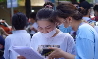 Dù trong bối cảnh dịch COVID-19 bùng phát nghiêm trọng, thí sinh vẫn an tâm điều chỉnh nguyện vọng tuyển sinh. Ảnh: Như Ý
