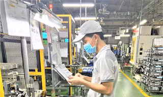 Người lao động được tiêm vắc-xin có thể trở lại làm việc. Ảnh: MT