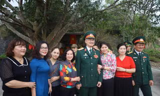 Trưa 21/2, Trung tướng Nguyễn Như Hoạt trò chuyện với người dân địa phương tại Đồng Đăng. Ảnh: Duy Chiến