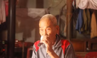 Với người lạ bên ngoài, người già ở bản Rỏn kể câu chuyện khác về hòn đá đĩ để không phát hiện ra hòn đá này, tránh ảnh hưởng phụ nữ trong bản